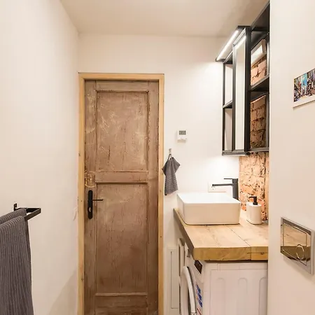 Neat Little With Free Parking Apartment